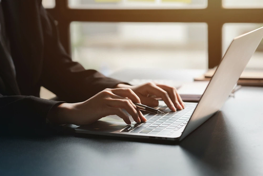 Trabajo legal en portátil en despacho de SDR Advocats